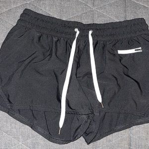 USED Vuori all black shorts (medium)